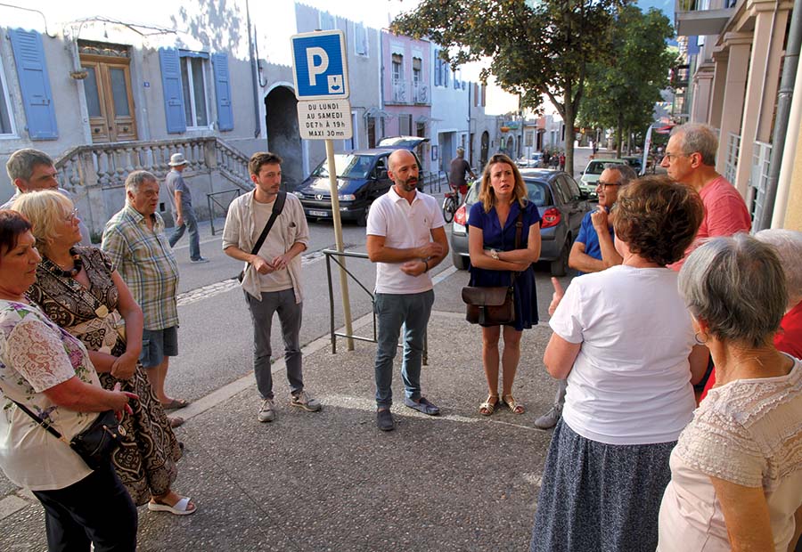 Photographie d'un cercle de Saillansons entendus par les élus, dans la rue Raoul Lambert.